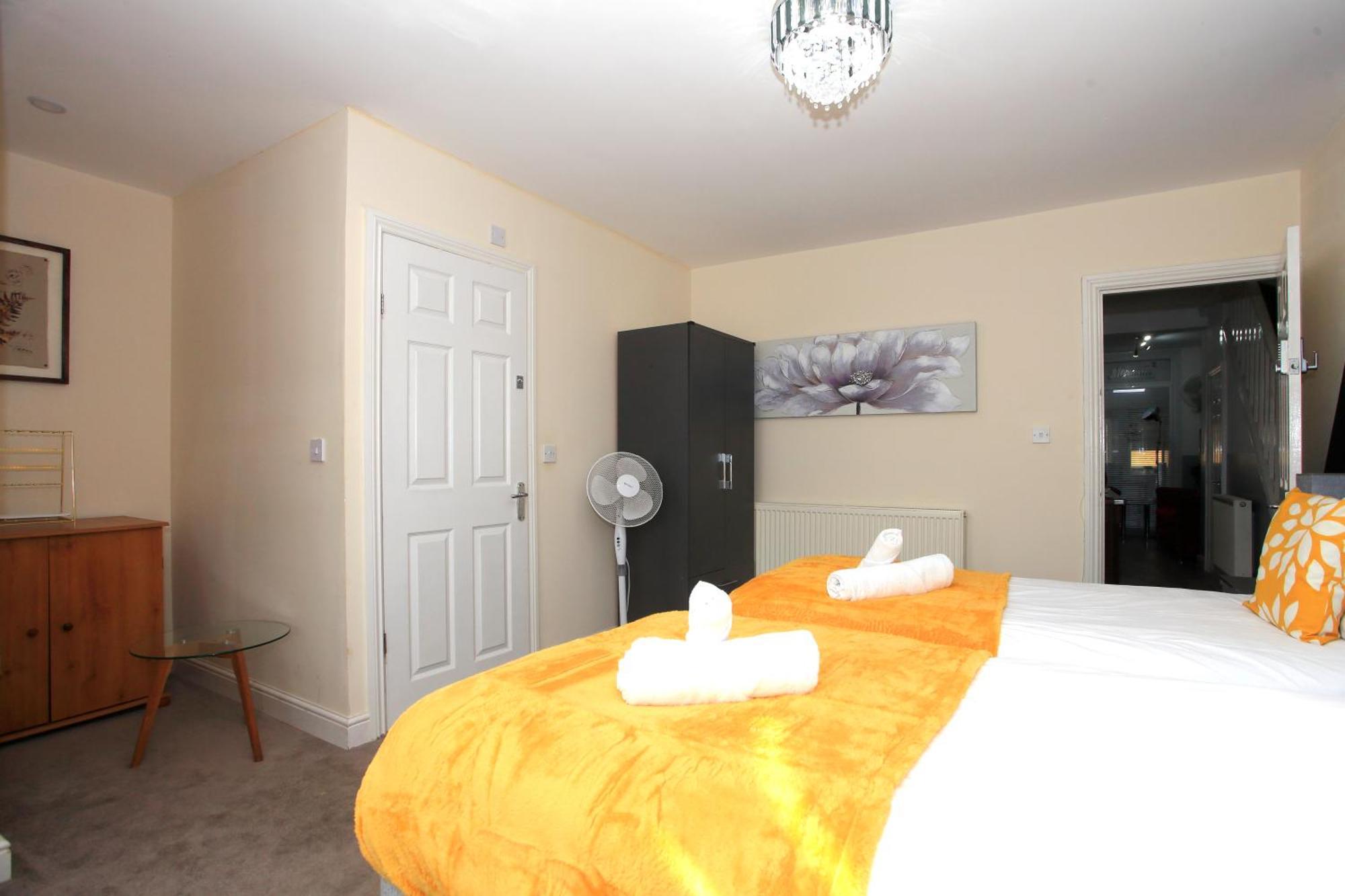Luxury Hot Tub Entertainment Room Central Park Peterborough Exterior photo